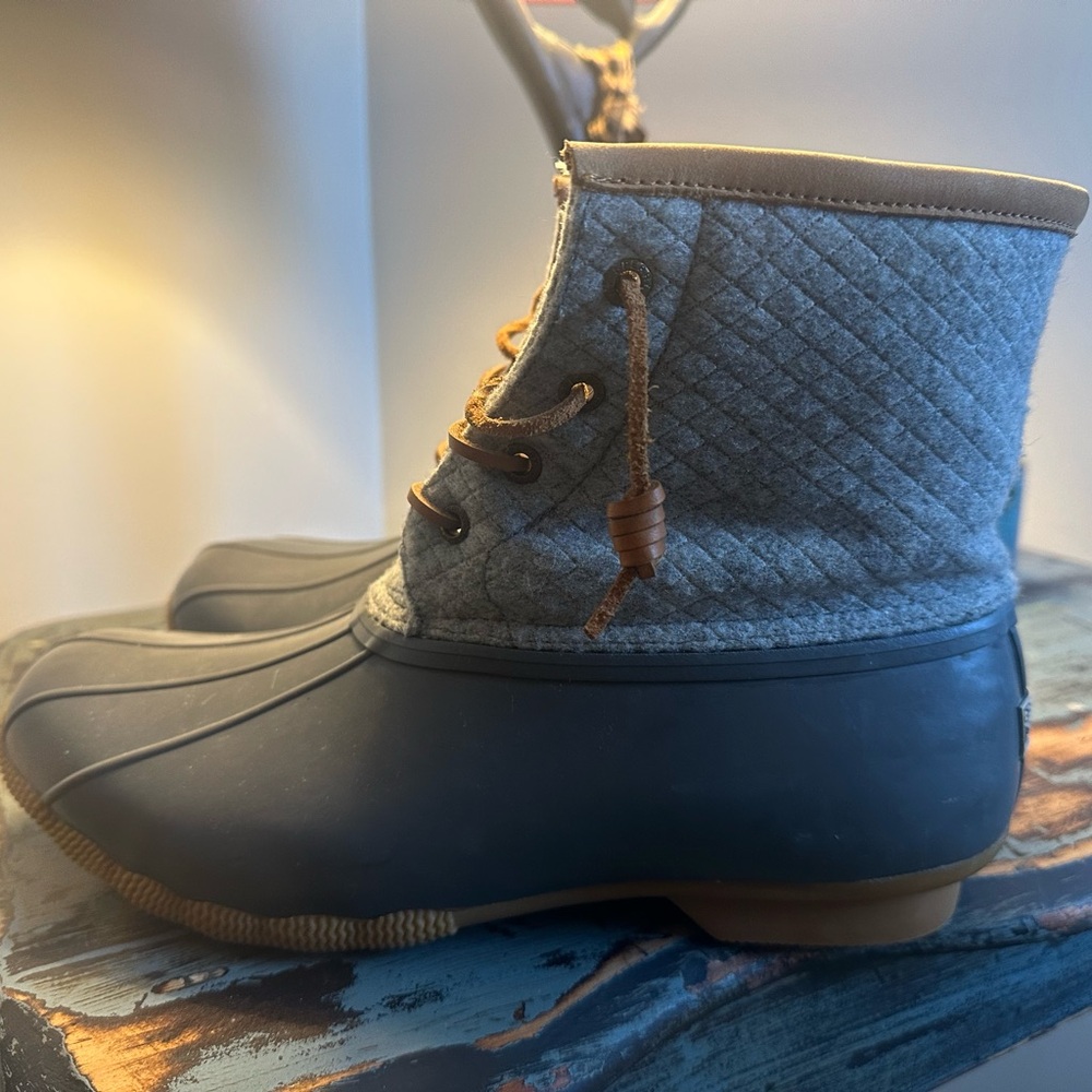 NEW!!!! SPERRY Winter Boots. Size 10. pristine condition.! - Picture 3 of 6
